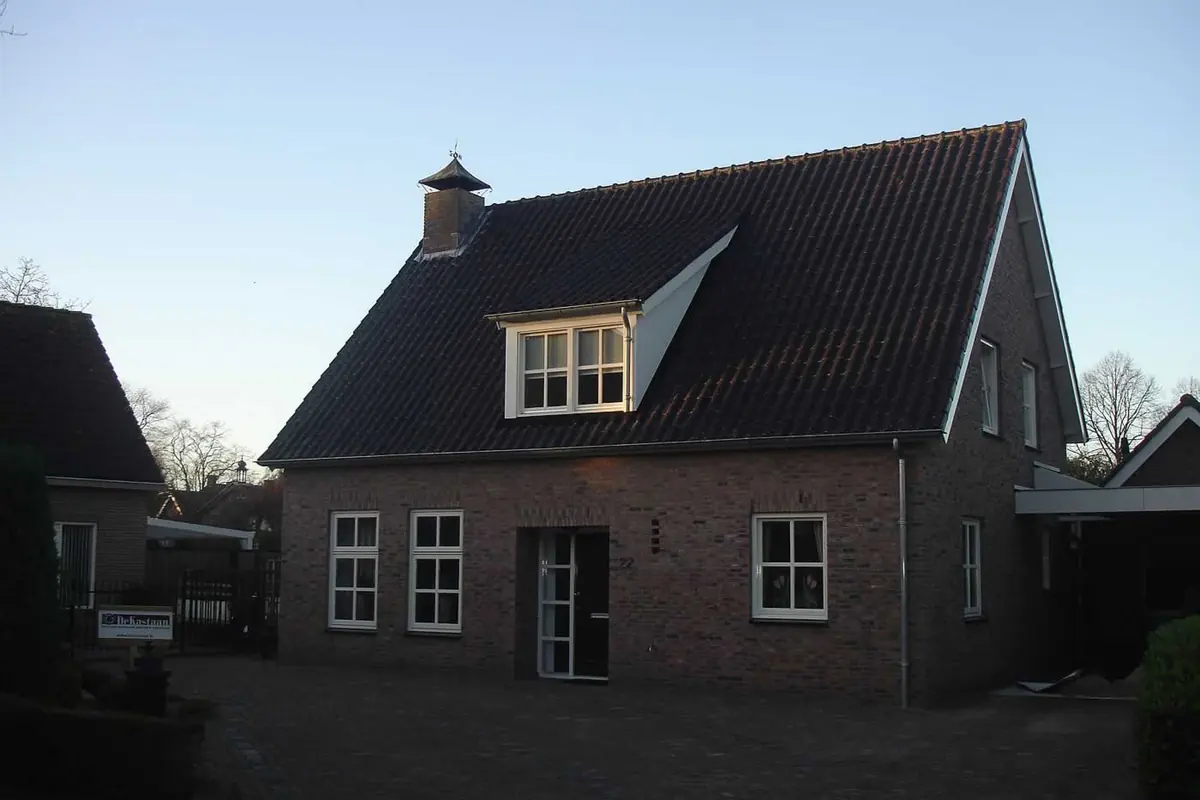 De woning na de verbouwing, met nieuwe overstekken en dakkapel