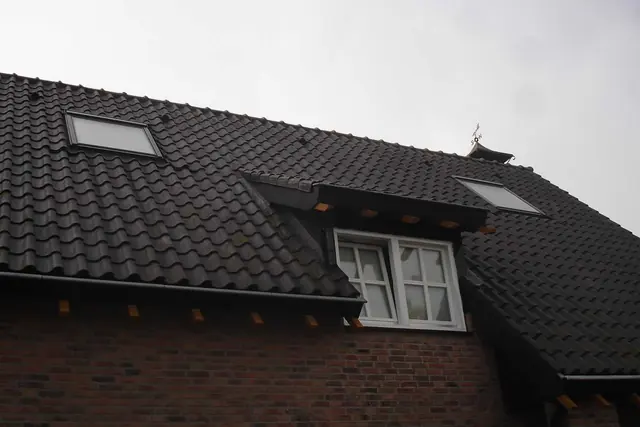 Dakrand en dakkapel van de woning voor de verbouwing